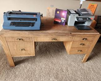 Vintage Desk. Vintage Typewriter. Printer/Scanner.