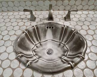 Pair of very nice sinks 