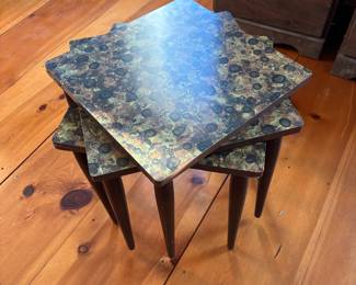 Nesting table set