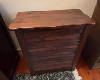Wooden laundry hamper, lift top