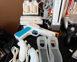 WII CONSOLE AND ACCESSORIES 
