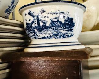 Holland ceramic coffee mill
Located in kitchen