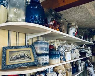 Crockery, jars and much more
Located in kitchen