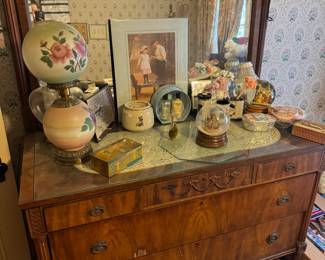 Gone with the wind parlor lamp, snow globes,