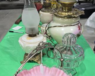 VICTORIAN BRIDE BASKET & BALL SHADE LAMP