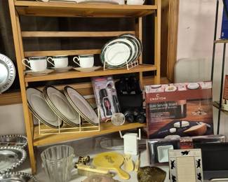 Much modern and vintage household items