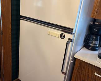 Sears Top Freezer Refrigerator with icemaker...works