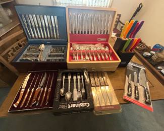 VINTAGE SILVERPLATE FLATWARE SETS, KNIVES