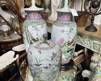 Chinese Export, Famille Rose. Hollywood Regency mirrored side table.