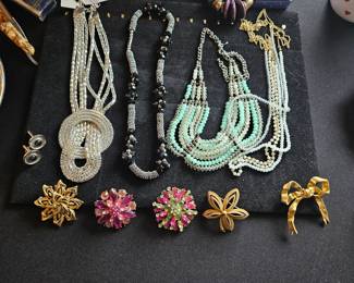 Assorted jewelry 