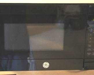 176 - GE Microwave - 17" x 12" x 9.5" You are buying a used as-is electric/electronic item. We do not guarantee all components are present, and if it is not expressly stated, it is untested.