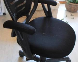 1033 - Office Chair - 25" x 28" x 38"
