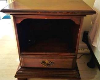 1176 - Mahogany Bedside Stand 26 x 21 x 15.5