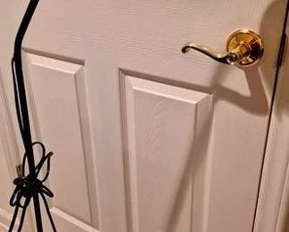 1186 - Adjustable Floor Lamp 48" You are buying a used as-is electric/electronic item. We do not guarantee all components are present, and if it is not expressly stated, it is untested.