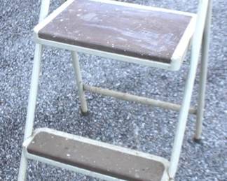 285 - Metal Step Stool - 19" x 14" x 32"
