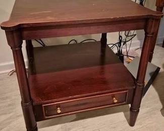 1171 - Vintage Mahogany Side Table 25 x 23 x 23