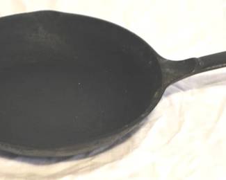 186 - Cast Iron Skillet 9.5" (rim size)