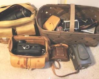 421 - Large Lot Vintage Cameras & Accessories You are buying a used as-is electric/electronic item. We do not guarantee all components are present, and if it is not expressly stated, it is untested.
