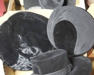 609 - Collection of Vintage Hats & Hat Boxes 4 hats in total and 3 boxes