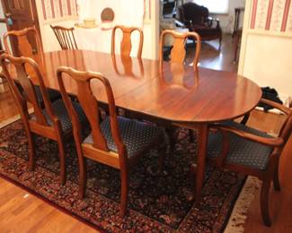 65x - Dining Table w/ tapered legs & Queen Anne Chairs Table w/ 4 leaves size - 29 x 88 x 38 6 Chairs - 39.5 x 18 x 19