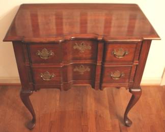 130 - Pennsylvania House 2 Drawer Lowboy 31 x 19 x 31