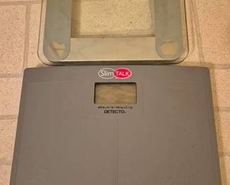 1168 - 2 Electric Scales You are buying a used as-is electric/electronic item. We do not guarantee all components are present, and if it is not expressly stated, it is untested.