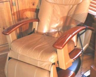 239 - Massage Chair, Model HTT-10i-CRPC, 2005yr 28" x 38" x 44" - THIS IS VERY HEAVY, you will need to BRING help if you are the successful bidder on this chair. You are buying a used as-is electric/electronic item. We do not guarantee all components are present, and if it is not expressly stated, it is untested.