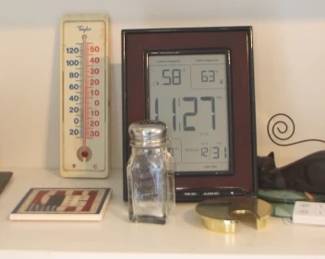 1041 - Lot of Assorted Items You are buying a used as-is electric/electronic item. We do not guarantee all components are present, and if it is not expressly stated, it is untested.