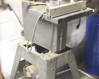 457 - Craftsman Band Saw Sander - 66" x 25" x 18" You are buying a used as-is electric/electronic item. We do not guarantee all components are present, and if it is not expressly stated, it is untested.