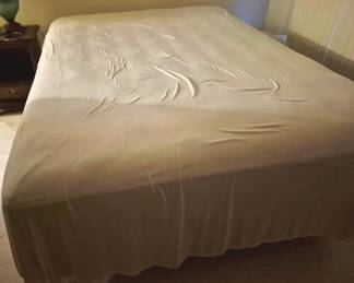 1183 - Queen Size Bed 26 x 60 x 79