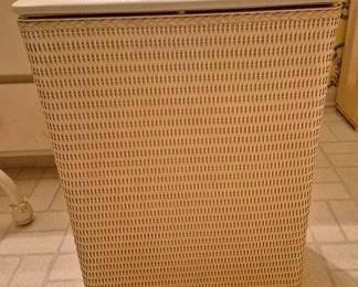 1166 - Vintage Wicker Hamper 25 x 19.5 x 11