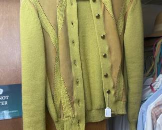 Women's Clothing Sizes M-L, Brands like: Planet London, Pendleton, Oleg Cassini, Susan Bristol, Vintage Clothing