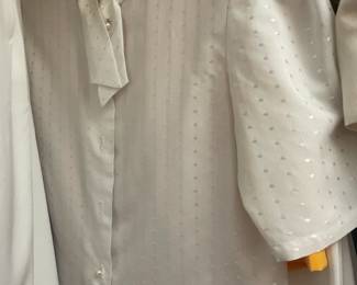 Women's Clothing Sizes M-L, Brands like: Planet London, Pendleton, Oleg Cassini, Susan Bristol, Vintage Clothing