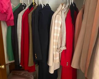 Women's Clothing Sizes M-L, Brands like: Planet London, Pendleton, Oleg Cassini, Susan Bristol, Vintage Clothing