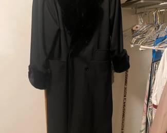 Women's Clothing Sizes M-L, Brands like: Planet London, Pendleton, Oleg Cassini, Susan Bristol, Vintage Clothing