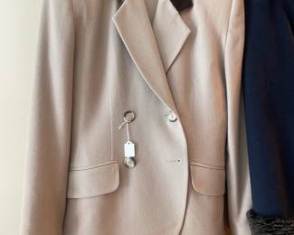 Women's Clothing Sizes M-L, Brands like: Planet London, Pendleton, Oleg Cassini, Susan Bristol, Vintage Clothing