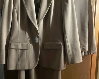 Women's Clothing Sizes M-L, Brands like: Planet London, Pendleton, Oleg Cassini, Susan Bristol, Vintage Clothing