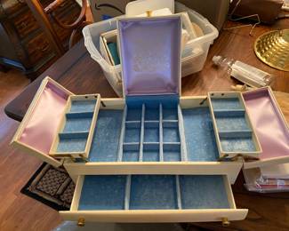 Beautiful vintage jewelry box!