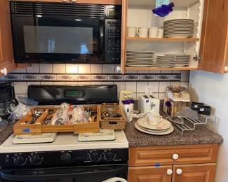 International Tableworks dinner set.