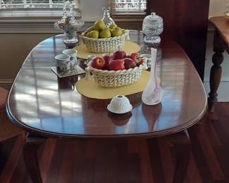 Queen Anne Style Dining Table! 20th century with 2 extentions!