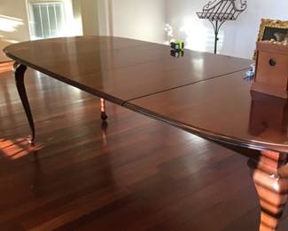 Beautiful Queen Anne style Dining table with 2 extentions.