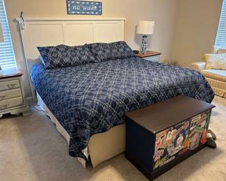 King bed and lane cedar chest