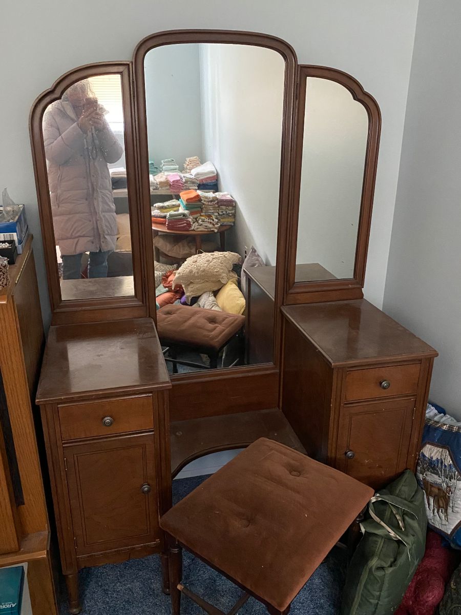 Tri fold vanity
Has some markings on back