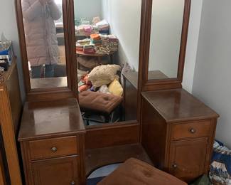 Tri fold vanity
Has some markings on back