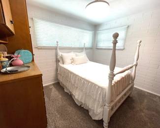 Vintage White Coastal Poster bed frame 
Full Size 
Poster Heights 62"