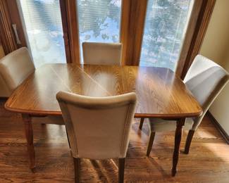 Dining room table with 4 chairs and 1 leaf