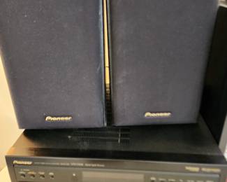 Pioneer audio video multi channel receiver VSX-D488 Digital signal processor w speakers
