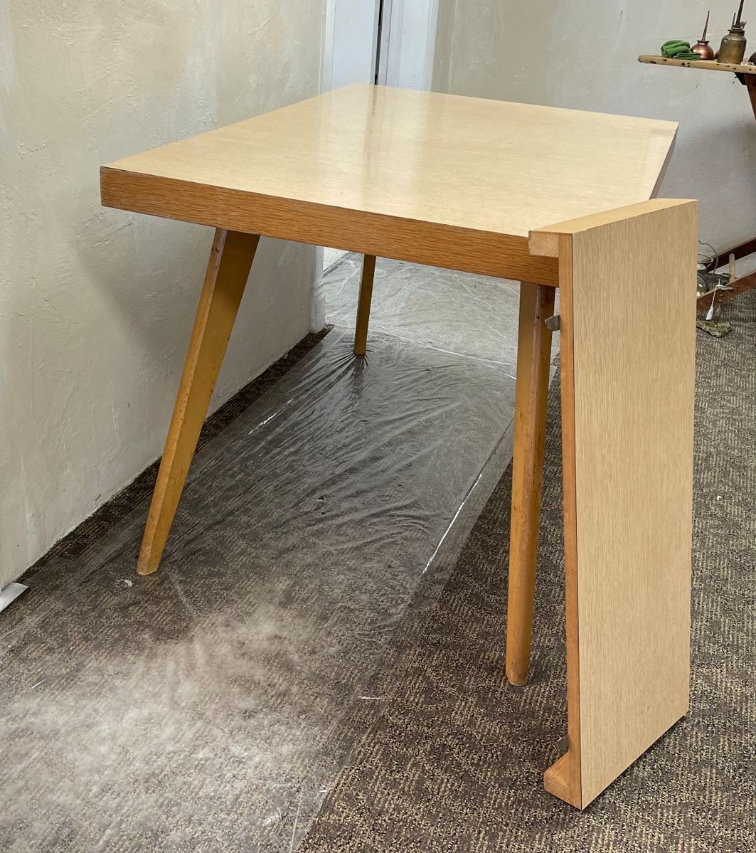 Mid Century Dining Table with Leaf
46”x42” 40” tall. Leaf 12”
4 chairs 
Great condition 