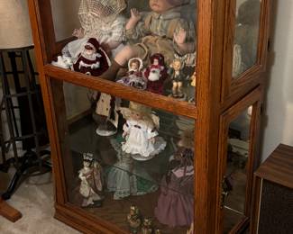 A front photo of the doll cabinet 