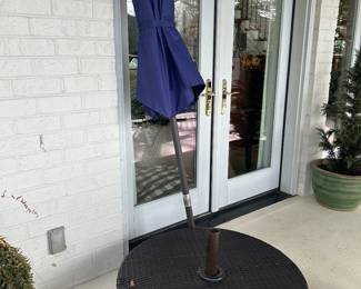 Umbrella with oversized base